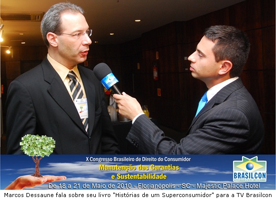 Foto de Marcos Dessaune entrevistado pela TV Brasilcon durante congresso em Florianópolis